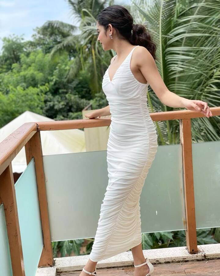 तिचे हे फोटो सध्या सोशल मीडियावर चांगलेच व्हायरल होतं आहेत. (photo:mipalkarofficial/ig)