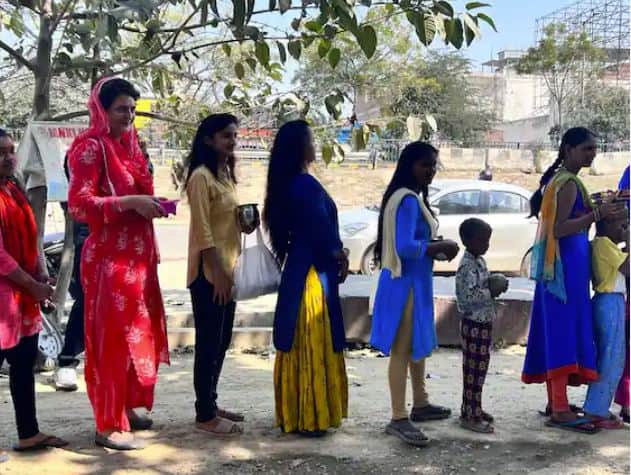 ਮਹਾਂਸ਼ਿਵਰਾਤਰੀ ਦੇ ਮੌਕੇ 'ਤੇ ਪ੍ਰਿਅੰਕਾ ਗਾਂਧੀ ਮੰਦਰ ਪਹੁੰਚੀ। ਪ੍ਰਿਅੰਕਾ ਗਾਂਧੀ ਦੇ ਆਸ-ਪਾਸ ਕਈ ਹੋਰ ਸ਼ਰਧਾਲੂ ਮੌਜੂਦ ਸਨ।