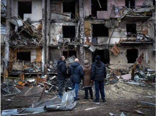थमने का नाम नहीं ले रहा Russia Ukraine War, मॉस्को ने दागी यूक्रेन अपार्टमेंट बिल्डिंग पर मिसाइलें, दर्जनों लोग हैं फंसे