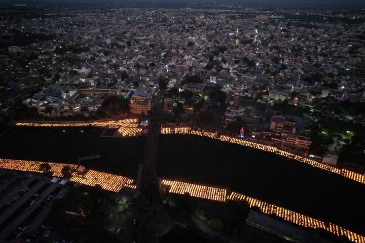 महाशिवरात्रि पर्व पर जहां एक तरफ उज्जैन में दीपक लगाने का रिकॉर्ड बनाया गया. वहीं दूसरी तरफ महाकालेश्वर मंदिर में दर्शन करने वाले श्रद्धालुओं ने सारे रिकॉर्ड तोड़ दिए. महाकालेश्वर मंदिर में रात तक तीन लाख से ज्यादा श्रद्धालुओं ने दर्शन कर लिए थे.
