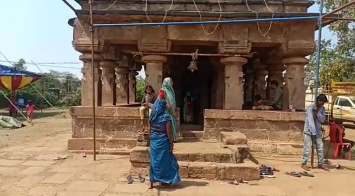 भोरमदेव मंदिर की तरह बाहरी हिस्से पर कोई कलाकृति नहीं है. स्वयंभू शिवलिंग मंदिर के धरातल पर गर्भगृह में तीन फुट नीचे है. मंदिर का छत कला से अलंकृत है. मंदिर के बांयी ओर के बाहरी हिस्से में नटराज शिव और दायीं ओर चतुर्भुजी गणेश की भित्ति चित्र है. यह नृत्य की मुद्रा में है.