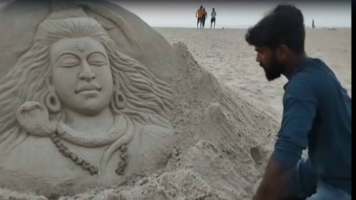 महाशिवरात्रीचे औचित्य साधून सिंधुदुर्गातील चित्रकार रविराज चिपकर यांनी वेंगुर्लेतील आरवली सागरेश्वर समुद्र किनाऱ्यावर वाळूच्या सहाय्याने वाळूशिल्प साकारले आहे.