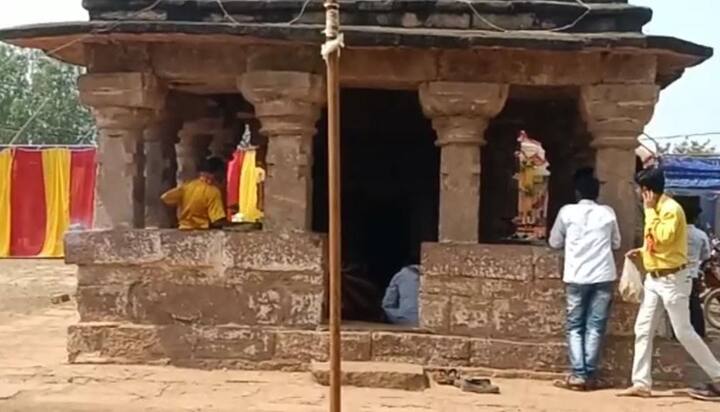 जुड़वा मंदिर पूर्वाभिमुख है. एक मंदिर के गर्भगृह में स्वयंभू शिवलिंग स्थापित है. दूसरे में प्रतिमा नहीं थी. बाद में गांव वालों ने हनुमान की प्रतिमा स्थापित की है. मंदिर में अंतराल, गर्भगृह और मंडप है. नागर शैली में आमलक एवं कलश युक्त शिखर है. मंडप का धरातल, गर्भगृह से लगभग 4 फीट ऊंचा है.