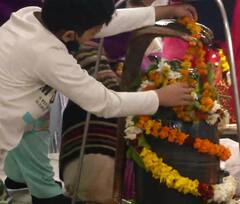 Mahashivratri 2022: महाशिवरात्रि के पर्व पर दिल्ली-एनसीआर के मंदिरों में उमड़ी भक्तों की भीड़, बम-भोले के जयकारों से गूंजे शिवालय, देखें तस्वीरें