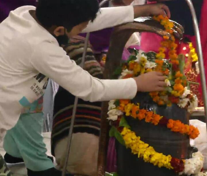 शिवरात्रि के मौके पर दिल्ली-एनसीआर के मंदिरों को खासतौर पर सजाया गया है. भक्त पूरी श्रद्धा के साथ शिवलिंग का जलाभिषेक कर रहे हैं.