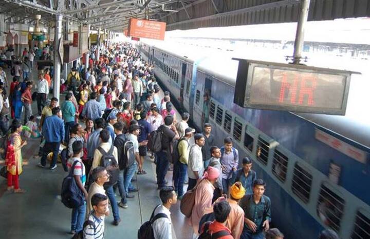 अब यात्री पहले की तरह जनरल डिब्बों में अनारक्षित टिकट के जरिए सफर कर सकेंगे. यानी यात्री अब पहले की तुलना में कम किराए में सफर कर सकेंगे.