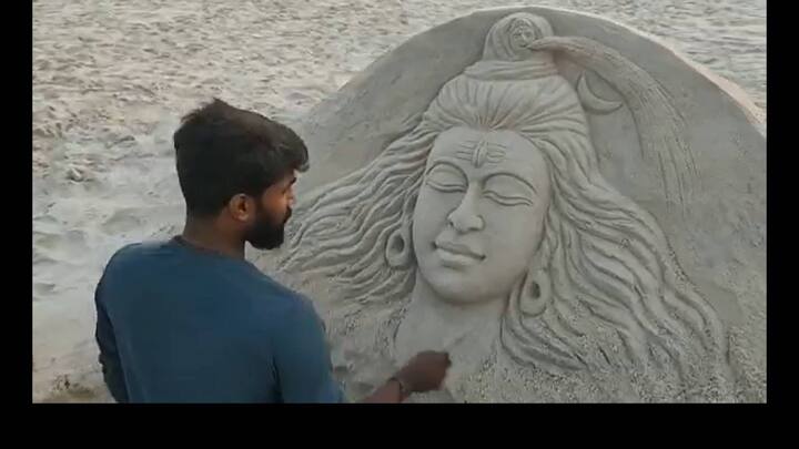 दीड ते दोन टनाच्या वाळूच्या सहाय्याने शंकराचे मोहक रूप समुद्र किनाऱ्यावर साकारले आहे.