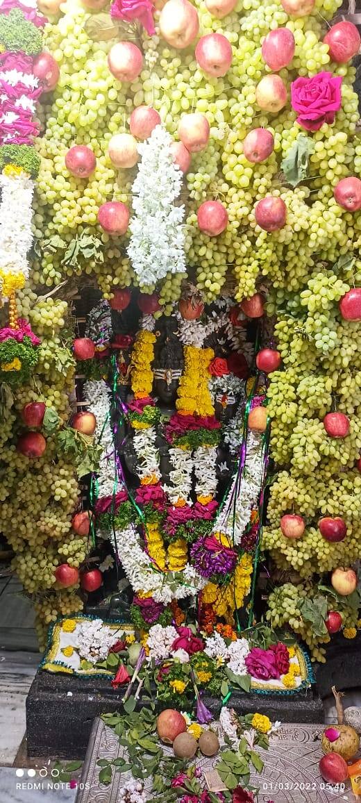 प्रत्येक मंदिरात प्रवेश करताना वरील बाजूस गणेशाची छोटी मूर्ती असते पण या मंदिरात गणेशाच्या ठिकाणी गजांतलक्ष्मी ची मूर्ती आहे