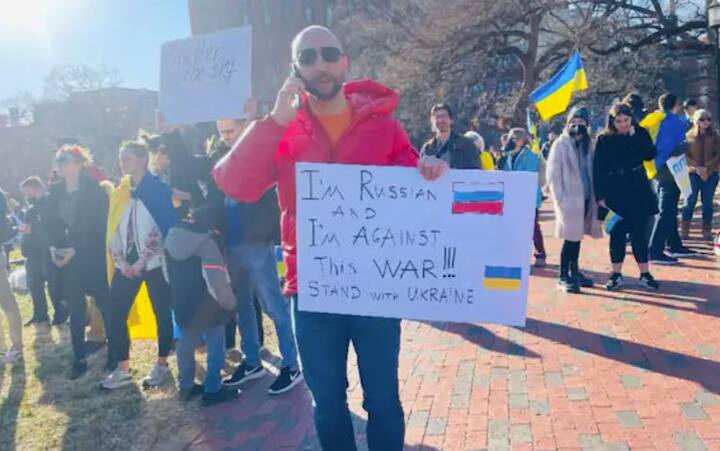 ਰੂਸ ਦੇ ਲੋਕ ਵੀ ਪੁਤਿਨ ਖਿਲਾਫ ਸੜਕਾਂ 'ਤੇ ਉਤਰ ਆਏ ਹਨ। ਰੂਸ ਦੇ ਲੋਕ ਹੱਥਾਂ ਵਿੱਚ ਝੰਡੇ ਲੈ ਕੇ ਪੁਤਿਨ ਅਤੇ ਹਮਲੇ ਦੇ ਇਸ ਫੈਸਲੇ ਦੀ ਨਿੰਦਾ ਕਰ ਰਹੇ ਹਨ। ਪ੍ਰਦਰਸ਼ਨ ਕਰ ਰਹੇ ਲੋਕਾਂ ਦੇ ਹੱਥਾਂ 'ਚ ਕੁਝ ਅਜਿਹੇ ਪੋਸਟਰ ਨਜ਼ਰ ਆਏ, ਜਿਸ 'ਚ ਲਿਖਿਆ ਹੈ, ਮੈਂ ਰੂਸ ਤੋਂ ਹਾਂ ਅਤੇ ਯੂਕਰੇਨ 'ਤੇ ਹਮਲੇ ਦੇ ਖਿਲਾਫ ਖੜ੍ਹਾ ਹਾਂ।