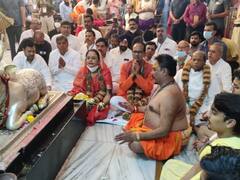 Mahashivratri: उज्जैन के महाकालेश्वर मंदिर में पत्नी संग पहुंचे मुख्यमंत्री शिवराज सिंह चौहान, पूजा अर्चना की