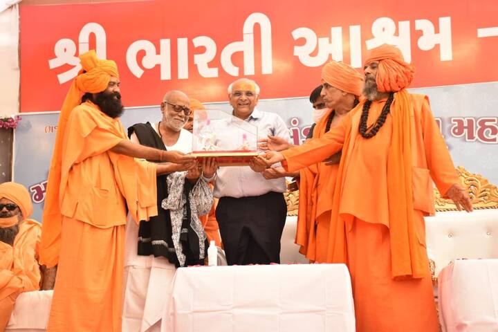 मुख्यमंत्री भूपेंद्र पटेल सोमवार को महाशिवरात्रि मेले में शामिल हुए और उन्होंने भवनाथ महादेव के दर्शन किए और जल से अभिषेक किया.