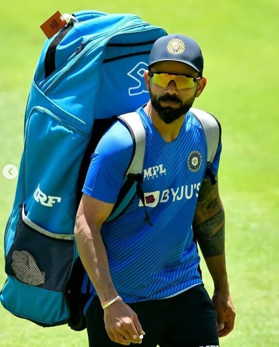 সদ্যসমাপ্ত ভারত-শ্রীলঙ্কা (Ind vs SL) টি-টোয়েন্টি সিরিজে খেলেননি কোহলি। বিশ্রাম নিয়েছিলেন। ভারত-ওয়েস্ট ইন্ডিজ টি-টোয়েন্টি সিরিজের দ্বিতীয় ম্যাচে ভারতের সিরিজ জয় নিশ্চিত হয়ে যেতেই নিয়মরক্ষার তৃতীয় ম্যাচেও খেলেননি তিনি। তবে শ্রীলঙ্কার বিরুদ্ধে টেস্ট সিরিজের আগে প্রস্তুতি শুরু করে দিয়েছেন। স্ত্রী অনুষ্কাকে নিয়ে আগেভাগেই চণ্ডীগড়ে পৌঁছে গিয়েছেন। সেখানে সতীর্থ ঋষভ পন্থের সঙ্গে নেটে ব্যাটিং শুরু করে দিয়েছেন কোহলি।