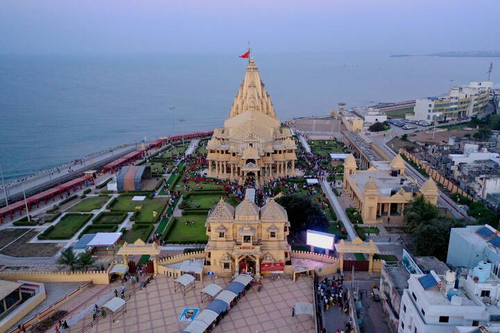 આજે મહાશિવરાત્રિ છે. રાજ્યભરના મંદિરો 'બમ બમ ભોલે...'ના નાદથી ગૂંજી ઉઠ્યા હતા.