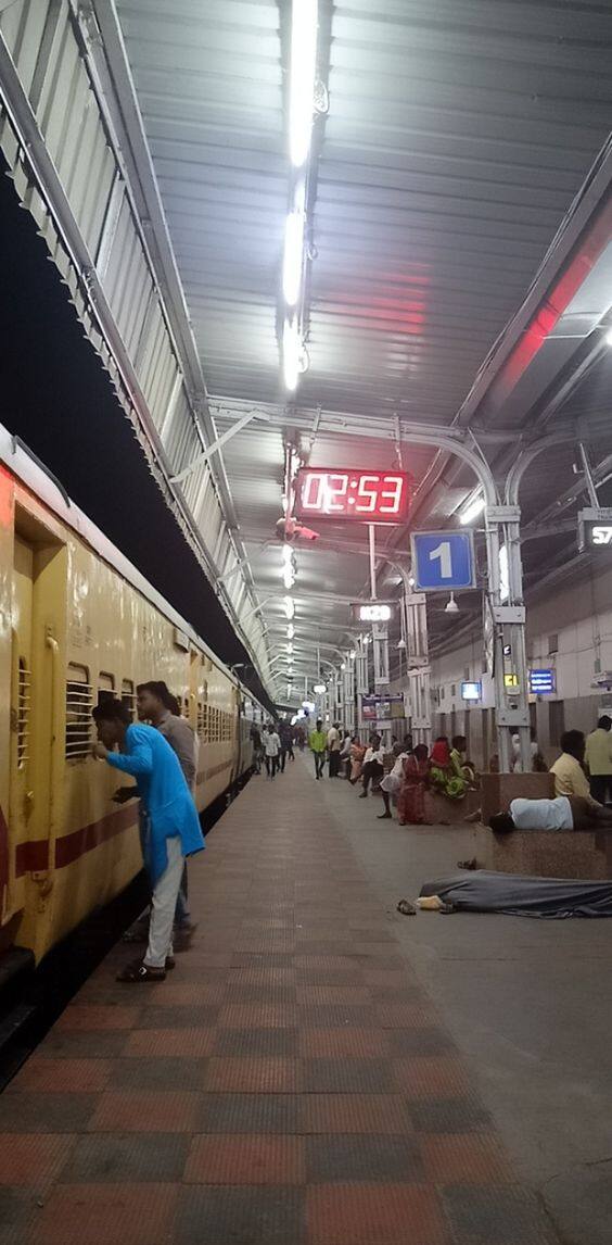 आईआरसीटीसी की ओर से ली जाने वाली राशि में सर्विस टैक्स, जीएसटी और अन्य टैक्स शामिल नहीं होंगे. वे अलग से वसूले जाएंगे. इस ट्रेन में जिस तरह के कोच की डिमांड पार्टी के द्वारा की जाएगी उसी के अनुसार ही चार्जेस शामिल किए जाएंगे. जैसे स्लीपर, फर्स्ट एसी, सेकंड एसी, थर्ड एसी जैसी भी कोच की डिमांड की जाएगी तो पार्टी को उपलब्ध कराया जाएगा.