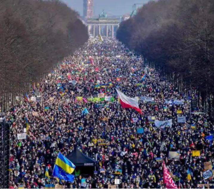 जर्मनी में हजारों की संख्या में लोगों ने इकट्ठा होकर पुतिन की तुलना हिटलर से की और नारे लगाते हुए इस युद्ध को रोकने की अपील की. यूक्रेन पर रूस के हमले के विरोध में बर्लिन में लगभग एक लाख लोगों ने प्रदर्शन किया. पुलिस ने बताया कि मध्य बर्लिन में ब्रैंडनबर्ग गेट के आसपास भारी संख्या में लोग एकत्र हुए हैं और उन्हें अतिरिक्त जगह मुहैया कराई जा रही है. कुछ लोगों ने इस दौरान 