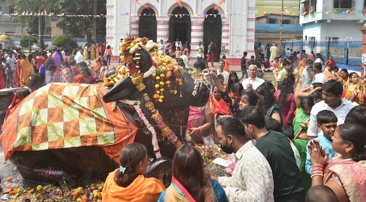 Kolkata: Hindu devotees offer prayers to Nandi, the sacred bull of Lord Shiva on the occasion of Maha Shivratri at a temple, in Kolkata, Tuesday, March 01, 2022. (PTI Photo)