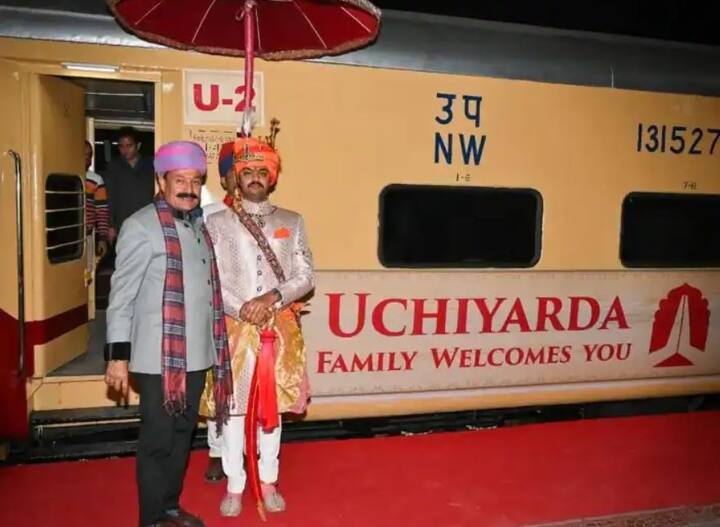 उत्तर पश्चिम रेलवे जोधपुर के सीनियर डीसीएम जितेंद्र मीणा ने बताया कि हमारी रेलवे ने वेडिंग ट्रेन शुरू की है. इसकी पहली बुकिंग जोधपुर के एक व्यापारी ने अपने बेटे की बारात को ले जाने के लिए किया है.