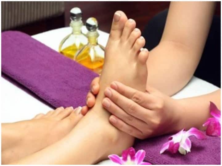 Leg Massage Benefits Relax Your Body Stress Release And Help In Sleep Problem पैरों की मसाज करने से दूर होगा शरीर का दर्द, मिलेंगे 5 गजब के फायदे
