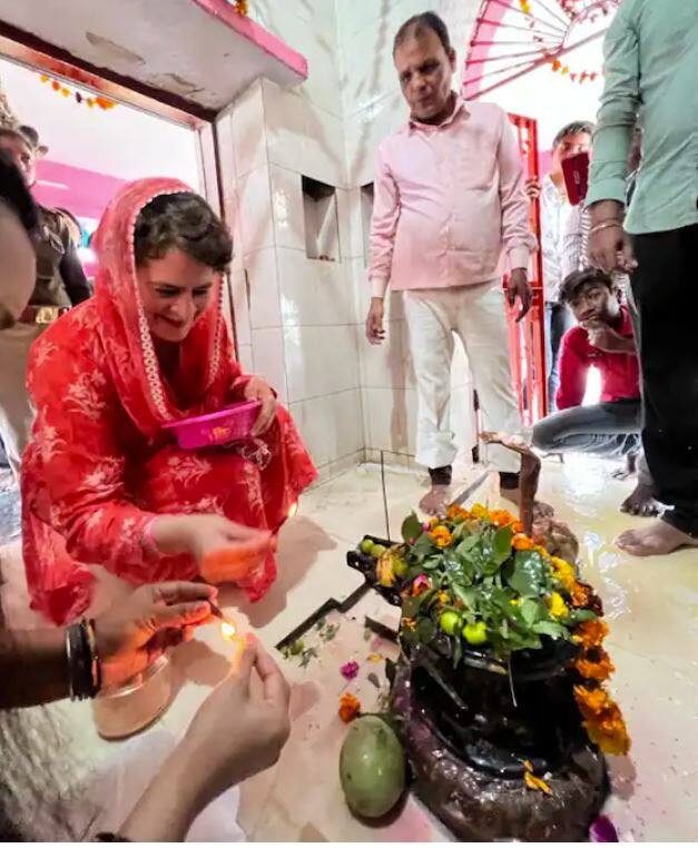 ਪ੍ਰਿਅੰਕਾ ਗਾਂਧੀ ਨੇ ਲਾਈਨ 'ਚ ਖੜ੍ਹ ਕੇ ਭਗਵਾਨ ਸ਼ਿਵ ਦੇ ਦਰਸ਼ਨ ਕੀਤੇ ਤੇ ਸ਼ਿਵਲਿੰਗ 'ਤੇ ਫੁੱਲ ਅਰਪਿਤ ਕੀਤੇ।