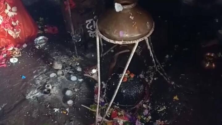 गर्भगृह में जलधारी शिवलिंग है. जिसकी ऊंचाई लगभग 6 फीट और मोटाई 4 फुट है. गर्भगृह के सामने मंडप है. दरवाजे की कलाकृति भोरमदेव मंदिर कबीरधाम के समान है.