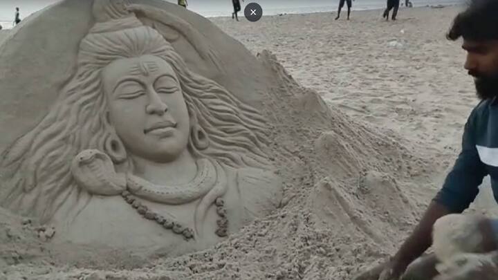 रविराज चिपकर हे नेहमीच सामाजिक विषयांवर वाळूशिल्प साकारत असतात.