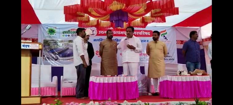 Maharashtra sangli news Jayant Patil gift chocolate to sadabhau Khot 'कुछ मिठा हो जाए'... इस्लामपुरातील कार्यक्रमात जयंत पाटील यांच्याकडून सदाभाऊंना कॅडबरी भेट