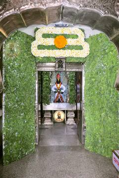 PHOTO : अवघा रंग एक झाला... बेलाच्या पानांनी सजला विठुरायाचा गाभारा!