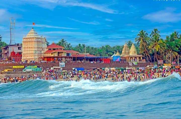 आकर्षक विद्युत रोषणाईने कुणकेश्वर मंदिर परिसर सजून गेला आहे.