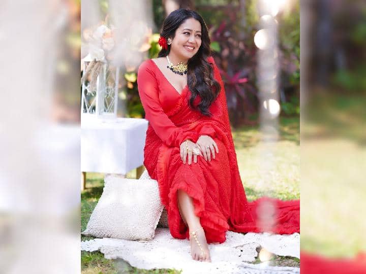 नेहा कक्करचा हा लूक सोशल मीडियावर व्हायरल झाला आहे. नेहा कक्करचा हा लूक तिच्या आगामी 'नाराजगी' या गाण्यातील आहे. (Photo : @ nehakakkar/IG)