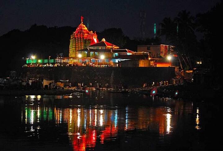 महाशिवरात्रीच्या काळात कुणकेश्वर येथे तीन दिवस जत्रा भरते.