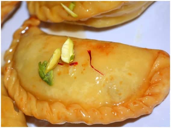 होली स्पेशल: घर में बनाएं चाशनी वाली गुजिया, इस ट्रिक से बनाएंगे तो रहेंगी एकदम सॉफ्ट होली स्पेशल: घर में बनाएं चाशनी वाली गुजिया, इस ट्रिक से बनाएंगे तो रहेंगी एकदम सॉफ्ट