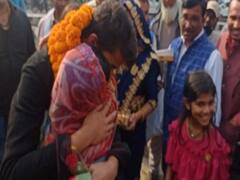 Bihar News: यूक्रेन से लौटे बेटे को गले लगाकर रोने लगी मां, कहा- कभी नहीं सोचा था कि बच्चा...