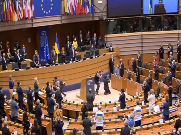 Russia Ukraine War: European Parliament approves Volodymyr Zelenskyy application to join European Union Russia Ukraine War: यूरोपियन यूनियन में शामिल होगा यूक्रेन, राष्ट्रपति जेलेंस्की की अर्जी को EU संसद ने दी मंजूरी