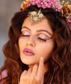 સ્ટ્રૈપ્લેસ બ્લાઉઝ-પર્પલ સાડીમાં Rubina Dilaikનો ગ્લેમરસ લૂક વાયરલ