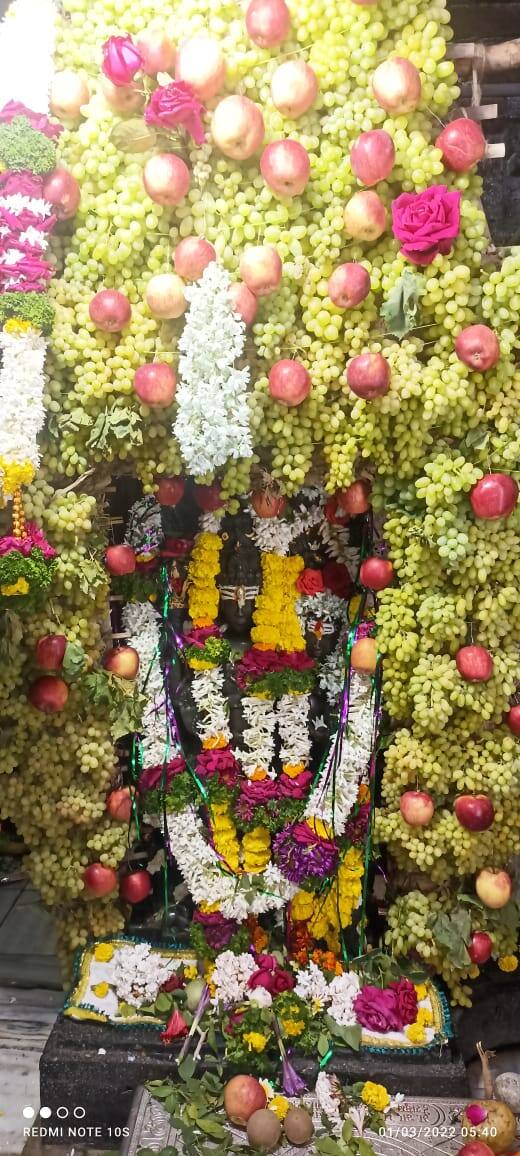 पांडवकालीन असलेल्या या पुरातन मंदिराचे वैशिष्ट्य म्हणजे येथे असणारी महादेवाची अनोखी पिंड आहे .