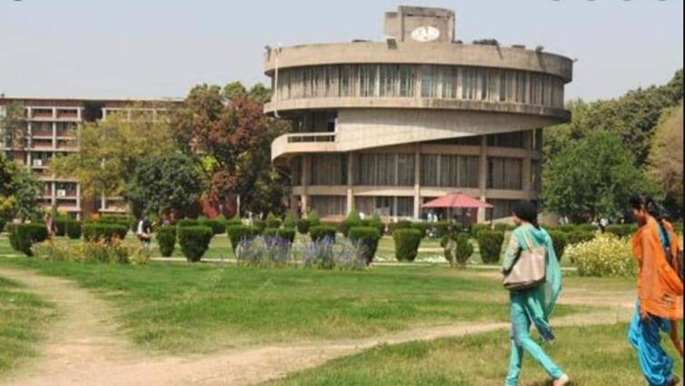 Punjab Univeristy offline classes to begin from 4th March, exam pattern also changed Punjab University 'ਚ 4 ਮਾਰਚ ਤੋਂ ਸ਼ੁਰੂ ਹੋਣਗੀਆਂ ਆਫਲਾਈਨ ਕਲਾਸਾਂ, ਵਿੱਦਿਅਕ ਵਰ੍ਹੇ 'ਚ ਕੀਤੇ ਗਏ ਵੱਡੇ ਬਦਲਾਅ ਇੱਥੇ ਜਾਣੋ