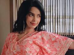 बिकिनी में Mallika Sherawat को देख मचल उठे फैंस, कातिल अदाएं देख बोले- ये आंखें बोलती हैं...