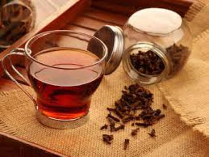 Health benifits of having cloves with warm water before going to sleep Clove Benefits : இரவு தூங்கும் முன், வெந்நீருடன் கிராம்பு சாப்பிடுவதால் இவ்வளவு நன்மைகளா? இது தெரியுமா உங்களுக்கு..