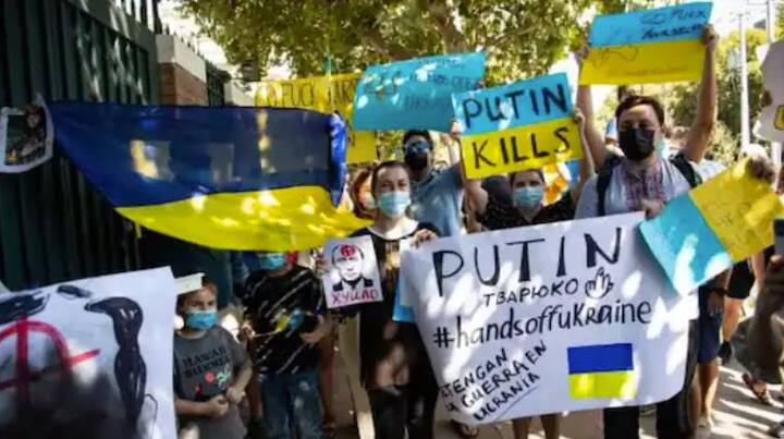 ਲੋਕ ਪੁਤਿਨ ਖਿਲਾਫ ਗੁੱਸੇ 'ਚ ਹਨ। ਵੱਡੀ ਗਿਣਤੀ 'ਚ ਲੋਕ ਯੂਕਰੇਨ ਦੇ ਸਮਰਥਨ 'ਚ ਝੰਡੇ ਨਾਲ ਖੜ੍ਹੇ ਹਨ ਅਤੇ ਰੂਸ ਨੂੰ ਜੰਗ ਰੋਕਣ ਦੀ ਅਪੀਲ ਕਰ ਰਹੇ ਹਨ।
