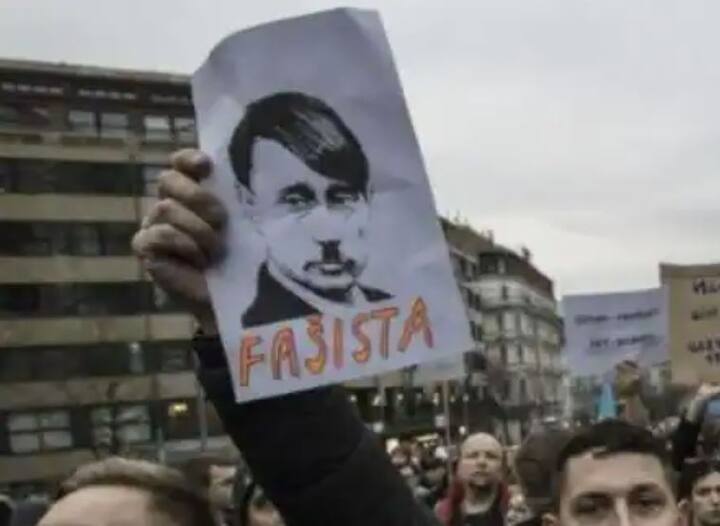 ਉਥੇ ਹੀ ਪੁਤਿਨ ਨੂੰ ਆਪਣੇ ਹੀ ਦੇਸ਼ ਦੇ ਲੋਕਾਂ ਦੇ ਵਿਰੋਧ ਦਾ ਵੀ ਸਾਹਮਣਾ ਕਰਨਾ ਪੈ ਰਿਹਾ ਹੈ। ਸੈਂਕੜੇ ਰੂਸੀ ਲੋਕ ਵੀ ਸੜਕਾਂ 'ਤੇ ਆ ਕੇ ਵਿਰੋਧ ਪ੍ਰਦਰਸ਼ਨ ਕਰ ਰਹੇ ਹਨ। ਲੋਕ ਪੁਤਿਨ ਦੀ ਤੁਲਨਾ ਹਿਟਲਰ ਨਾਲ ਕਰਨ ਦੇ ਨਾਲ-ਨਾਲ ਉਨ੍ਹਾਂ ਖਿਲਾਫ ਗੁੱਸਾ ਵੀ ਦਿਖਾ ਰਹੇ ਹਨ। ਆਓ ਦੇਖਦੇ ਹਾਂ ਪੁਤਿਨ ਅਤੇ ਰੂਸ ਦੇ ਵਿਰੋਧ ਦੀਆਂ ਕੁਝ ਖਾਸ ਤਸਵੀਰਾਂ।