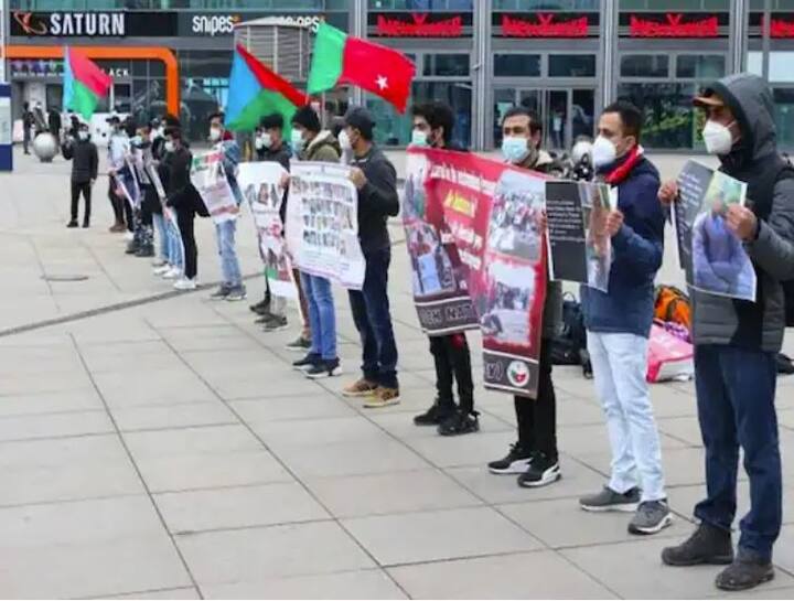 ਯੂਕਰੇਨ 'ਤੇ ਰੂਸ ਦੇ ਹਮਲੇ ਤੋਂ ਬਾਅਦ ਹੁਣ ਤੱਕ ਸੈਂਕੜੇ ਲੋਕਾਂ ਦੀ ਮੌਤ ਹੋ ਚੁੱਕੀ ਹੈ। ਯੂਕਰੇਨ ਵਿੱਚ ਲੋਕਾਂ ਨੂੰ ਖਾਣ-ਪੀਣ ਲਈ ਸੰਘਰਸ਼ ਕਰਨਾ ਪੈ ਰਿਹਾ ਹੈ। ਇਸ ਦੇ ਨਾਲ ਹੀ ਰੂਸ ਆਪਣੇ ਹਮਲੇ ਨੂੰ ਤੇਜ਼ ਕਰਨ ਦੀ ਤਿਆਰੀ ਕਰ ਰਿਹਾ ਹੈ। ਲੋਕ ਪੁਤਿਨ ਦੇ ਖਿਲਾਫ ਖੜੇ ਹਨ ਅਤੇ ਇਸ ਜੰਗ ਨੂੰ ਖਤਮ ਕਰਨ ਦੀ ਅਪੀਲ ਕਰ ਰਹੇ ਹਨ।