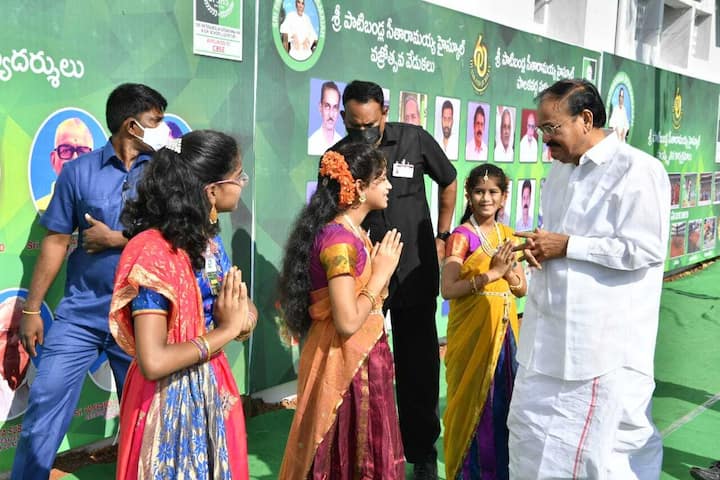 పిల్లల్ని కలవడం, వారితో మాట్లాడ్డం ఓ గొప్ప అనుభూతిగా భావిస్తూ ఉంటానన్నారు వెంకయ్య.