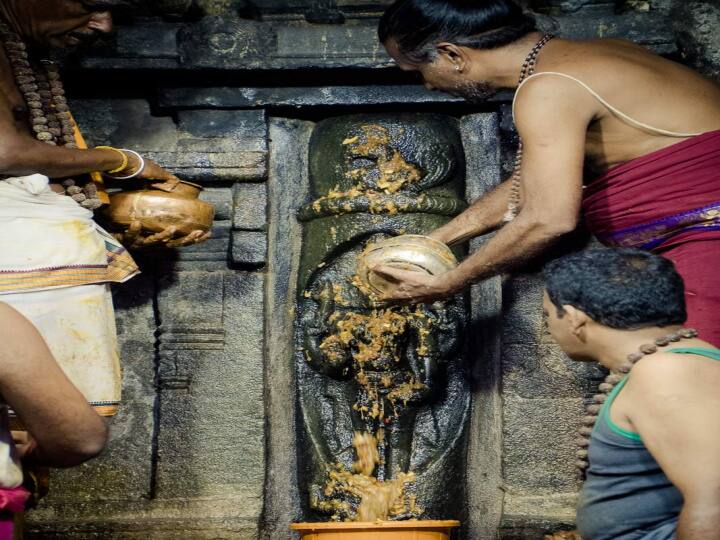 லிங்கோத்பவருக்கு பஞ்சாமிர்தம் அபிஷேகம்