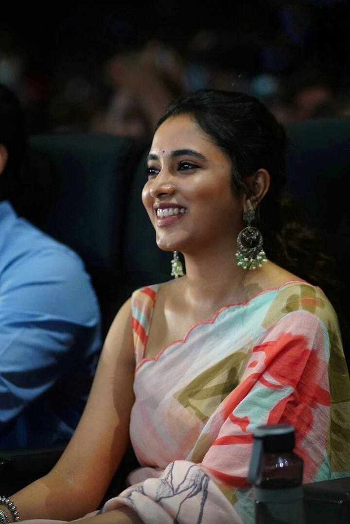 நீ வாழவென்று என் உள்ளம் இன்று தானாக ரெண்டானதேனோ ஓயாமலே பெய்கின்றதே என் வானில் ஏன் இந்தக் காதல்