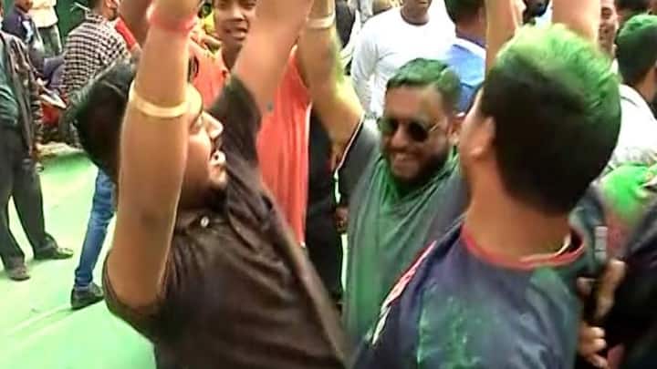 একই সঙ্গে তৃণমূল ছেড়ে বিজেপি-তে গিয়ে ওঠা অর্জুন সিংহের গড়েও জোড়াফুল ফুটেছে। ভাটপাড়া পুরসভা তৃণমূলের দখলে।—ফাইল চিত্র।