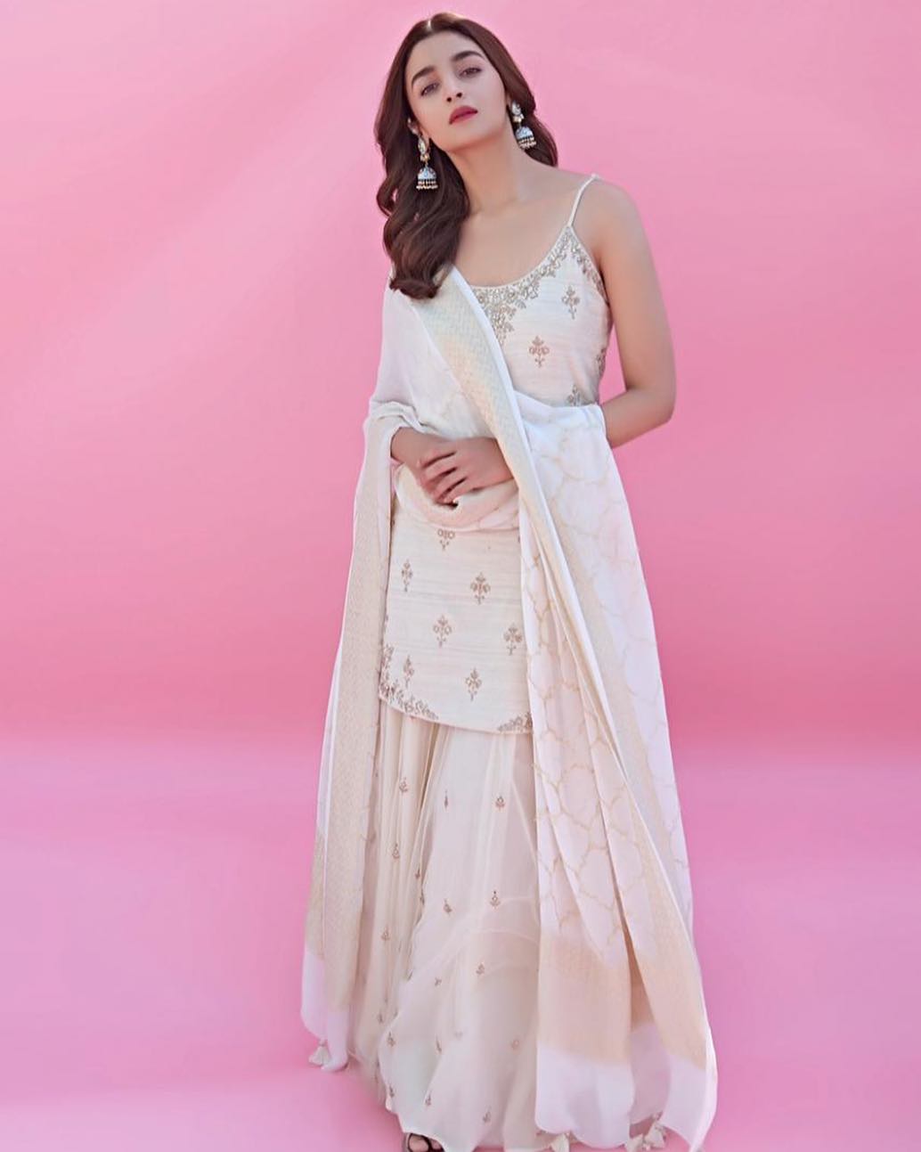 Bollywood Actresses Looks Gorgeous In White Outfit Deepika Padukone Kangana  Raanut Alia Bhatt | फैशन गेम में बॉलीवुड एक्ट्रेसेस की पहली पसंद बना व्हाइट  कलर, देखें एक्ट्रेस की ...