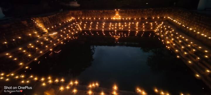 परभणी जिल्ह्यातील चारठाणा गावच्या या विहीरीची ही सजावट डोळ्यांचे पारणे फेडणारी आहे.