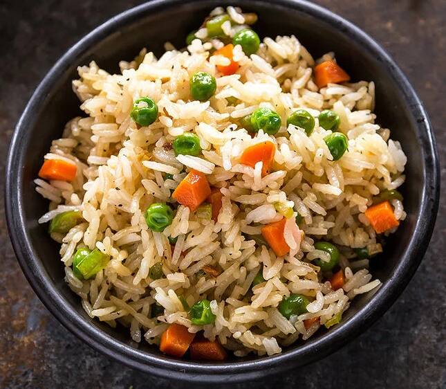 ન્યુટ્રિનિસ્ટનો મત છે કે ભાત ખાવાથી વજન વધતું નથી કારણ કે તેમાં વધુ માત્રામાં કેલેરી નથી હોતી. રાંઘેલા અડધા કપ ભાતમાં લગભગ 120 કેલેરી હોય છે.