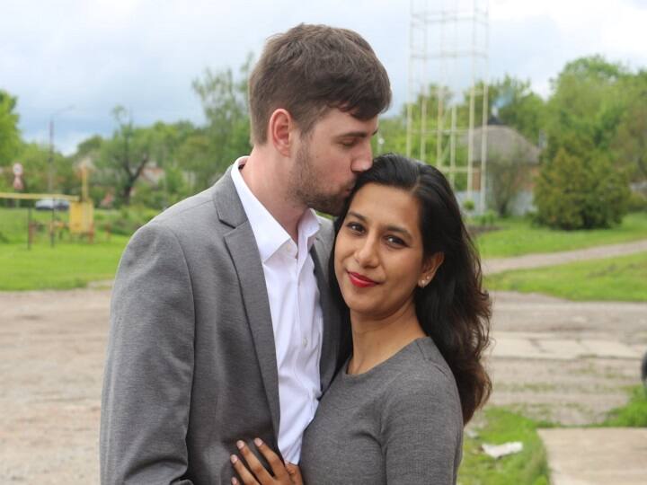 Ukraine-russia war: यूक्रेन में फंसी भारतीय मूल की महिला ने कहा- पति को छोड़कर नहीं जाउंगी, रूस को लेकर कही ये बात Indian origin woman Safin Akimova stranded in Ukraine says will not leave her husband and go Ukraine-russia war: यूक्रेन में फंसी भारतीय मूल की महिला ने कहा- पति को छोड़कर नहीं जाउंगी, रूस को लेकर कही ये बात