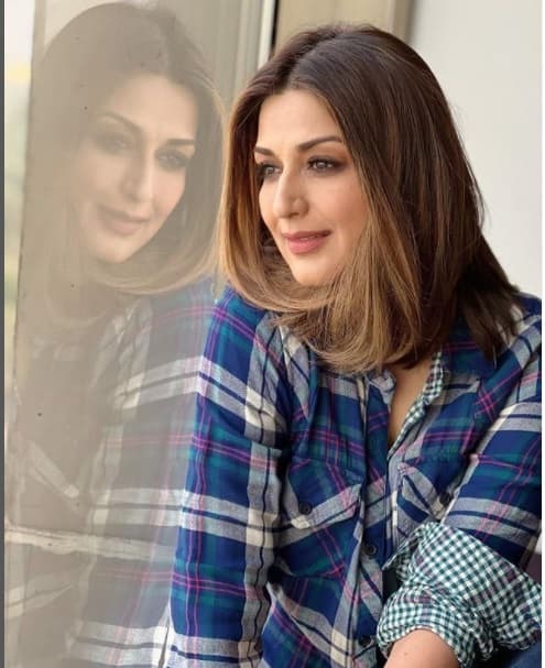 টেলিভিশন সিরিজ 'আজীব দাসতাঁ হ্যায় ইয়ে' দিয়ে ছোট পর্দায় আত্মপ্রকাশ হয় সোনালি বেন্দ্রের। দর্শকের কাছে প্রশংসিত হন এই ধারাবাহিকে অভিনয়ের জন্য।